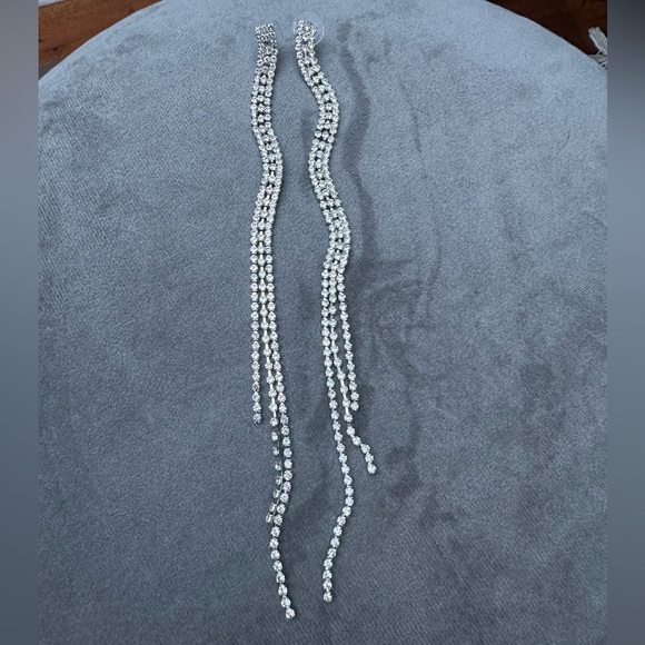 Crystal drop earrings with linear wiggle in silver tone - Picture 1 of 7